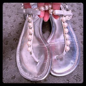 Super cute pearl sandals so 6